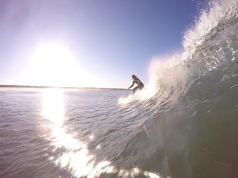 Julia Schucht beim Wellenreiten. Julia Schucht beim Wellenreiten.