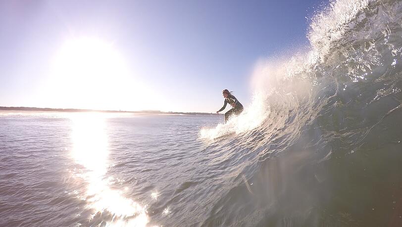 Julia Schucht beim Wellenreiten. Julia Schucht beim Wellenreiten.