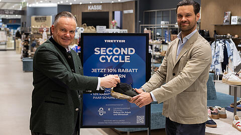 Recycling-Initiative im M&uuml;nchner Flagshipstore: Wirtschaftsreferent Christian Scharpf (links) und Luca Tretter.