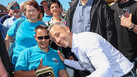 Beim Familienfest wird AfD-Spitzenkandidat Ulrich Siegmund empfangen wie ein Popstar und erf&uuml;llt stundenlang Autogramm- und Selfiew&uuml;nsche.