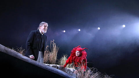 K&ouml;nig Lear (Manfred Zapatka) und der Narr (Vincent zur Linden) irren durch die Heide. &copy;