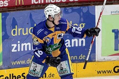 Der EHC-Star aus Garmisch: Martin Buchwieser jubelt über einen Treffer.