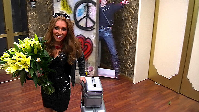 Und hier kommt sie: Georgina macht die ersten Schritte im Big Brother Haus. Schock bei den übrigen Bewohnern.