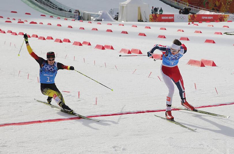 0,3 Sekunden fehlten den deutschen Kombinierern zu Gold. Da half auch der beherzte Einsatz von Fabian Rießle (l.)im Schlusssprint nichts mehr.