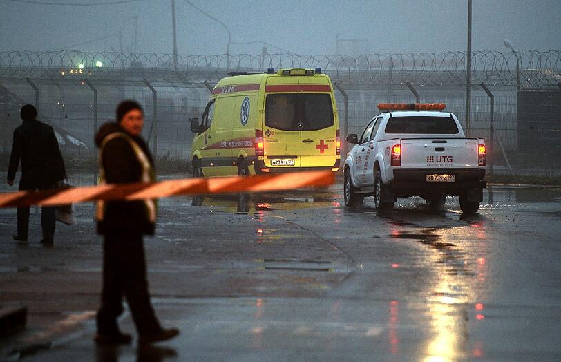 Rettungsfahrzeuge auf dem Weg zur Unglücksstelle auf dem Moskauer Flughafen Wnukowo. Dort ist ein Geschäftsreiseflugzeug vom Typ «Falcon 50» bei dichtem Nebel mit einem mit einem Schneeräumfahrzeug zusammengeprallt. Der Chef des französischen Mineralkonzerns Total, Christophe de Margerie, war unter den vier Todesopfern.