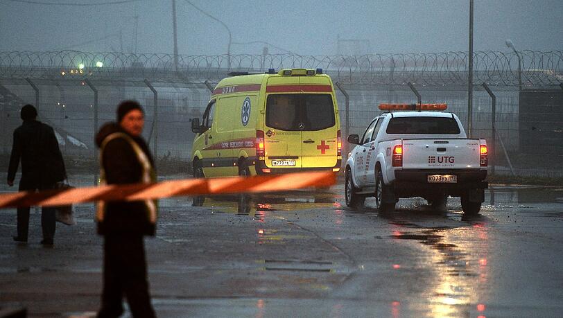 Rettungsfahrzeuge auf dem Weg zur Unglücksstelle auf dem Moskauer Flughafen Wnukowo. Dort ist ein Geschäftsreiseflugzeug vom Typ «Falcon 50» bei dichtem Nebel mit einem mit einem Schneeräumfahrzeug zusammengeprallt. Der Chef des französischen Mineralkonzerns Total, Christophe de Margerie, war unter den vier Todesopfern. Rettungsfahrzeuge auf dem Weg zur Unglücksstelle auf dem Moskauer Flughafen Wnukowo. Dort ist ein Geschäftsreiseflugzeug vom Typ «Falcon 50» bei dichtem Nebel mit einem mit einem Schneeräumfahrzeug zusammengeprallt. Der Chef des französischen Mineralkonzerns Total, Christophe de Margerie, war unter den vier Todesopfern.