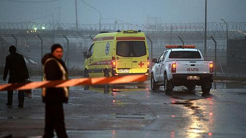 Rettungsfahrzeuge auf dem Weg zur Unglücksstelle auf dem Moskauer Flughafen Wnukowo. Dort ist ein Geschäftsreiseflugzeug vom Typ «Falcon 50» bei dichtem Nebel mit einem mit einem Schneeräumfahrzeug zusammengeprallt. Der Chef des französischen Mineralkonzerns Total, Christophe de Margerie, war unter den vier Todesopfern.