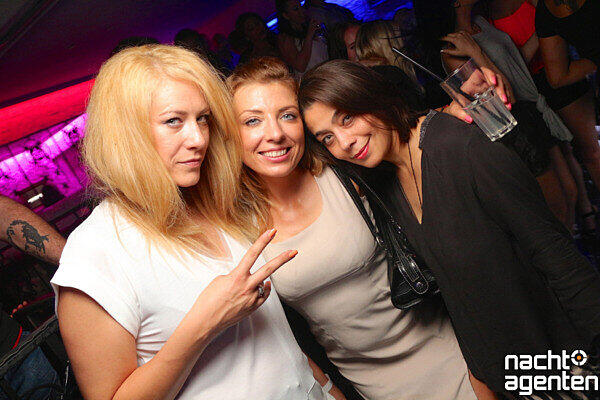Die besten Partybilder vom Samstag. Hier aus dem Crown's Club.
