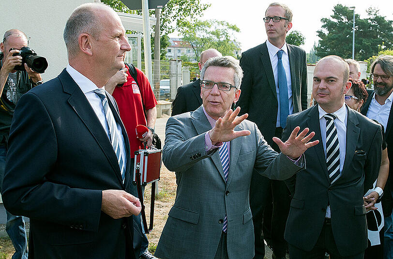 "Ich muss die deutsche Öffentlichkeit darauf einstellen, dass die Zahl erheblich höher sein wird, als wir sie bisher vorhergesagt haben", sagte Bundesinnenminister Thomas de Maiziere.