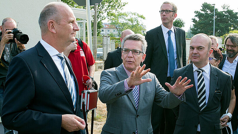 "Ich muss die deutsche Öffentlichkeit darauf einstellen, dass die Zahl erheblich höher sein wird, als wir sie bisher vorhergesagt haben", sagte Bundesinnenminister Thomas de Maiziere. "Ich muss die deutsche Öffentlichkeit darauf einstellen, dass die Zahl erheblich höher sein wird, als wir sie bisher vorhergesagt haben", sagte Bundesinnenminister Thomas de Maiziere.