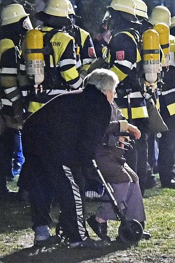 In einem neungeschossigen Wohnblock im Stadtteil Forstenried musste die Feuerwehr in der Nacht einen ausgedehnten Kellerbrand löschen. Ein Mann
erlitt eine Rauchgasvergiftung und wurde zur Behandlung in ein Krankenhaus gebracht.