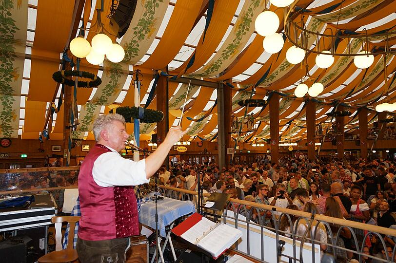 Der erste Wiesn-Sonntag in der Bräurosl gehört ganz den Schwulen und Lesben. Mitten drin bei der bunten Party: OB Dieter Reiter. Wie wild gestern Abend gefeiert wurde, sehen Sie in unserer Bildergalerie.