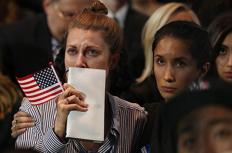 Tränen in den Augen von Clintons Anhängerinnen angesichts der drohenden Wahlniederlage.
