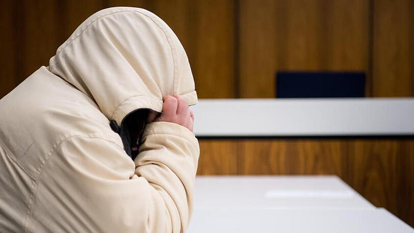 Die 37-Jährige Angeklagte im Landgericht in Hildesheim: Sie hatte ihre damals 16-jährige Tochter als Prostituierte im Internet angeboten und muss nun für vier Jahre ins Gefängnis.
