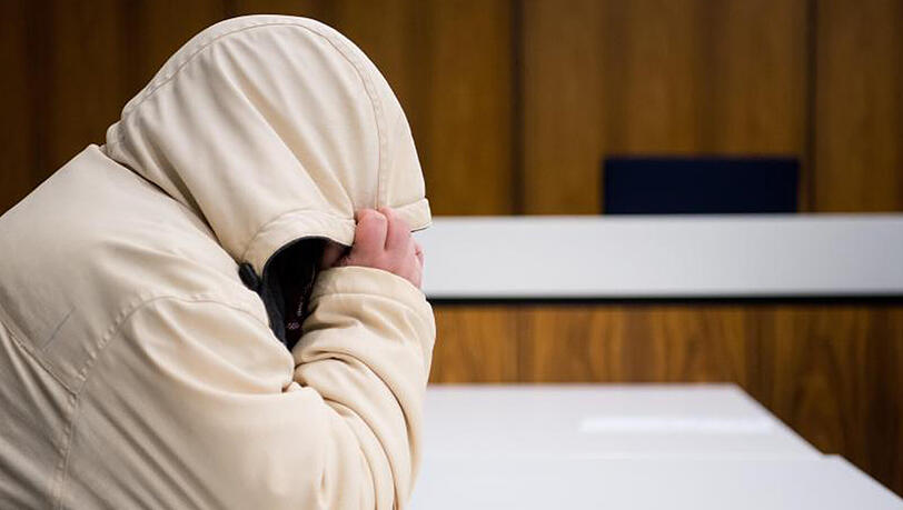 Die 37-Jährige Angeklagte im Landgericht in Hildesheim: Sie hatte ihre damals 16-jährige Tochter als Prostituierte im Internet angeboten und muss nun für vier Jahre ins Gefängnis. Die 37-Jährige Angeklagte im Landgericht in Hildesheim: Sie hatte ihre damals 16-jährige Tochter als Prostituierte im Internet angeboten und muss nun für vier Jahre ins Gefängnis.