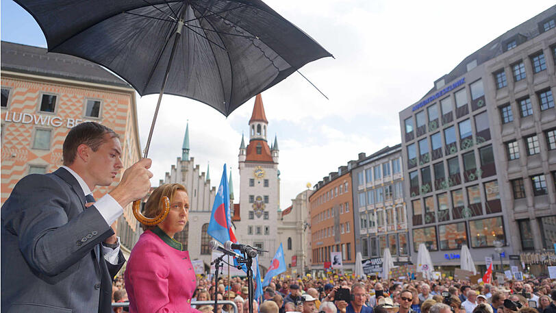 Während ihrer Rede wurde die AfD-Politikerin Beatrix von Storch mit Tomaten beworfen.