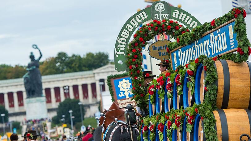 Nur Augustiner schenkt sein Wiesnbier noch aus Holzfässern aus. Hier die Kutsche der Brauerei beim Trachten- und Schützenumzug.