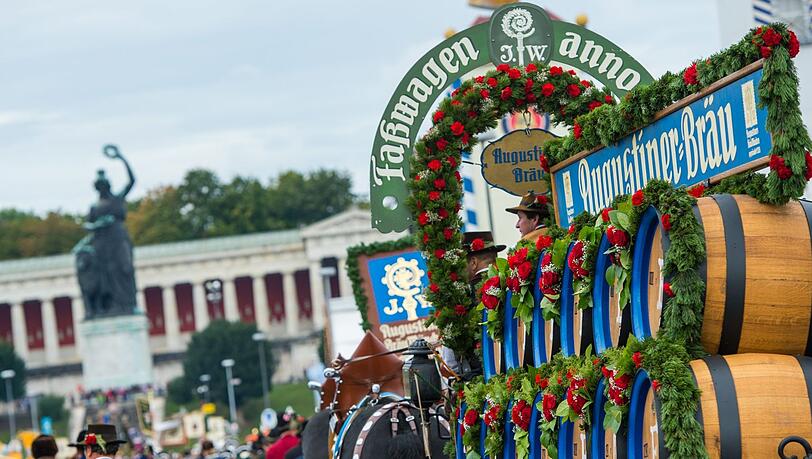 Nur Augustiner schenkt sein Wiesnbier noch aus Holzfässern aus. Hier die Kutsche der Brauerei beim Trachten- und Schützenumzug. Nur Augustiner schenkt sein Wiesnbier noch aus Holzfässern aus. Hier die Kutsche der Brauerei beim Trachten- und Schützenumzug.