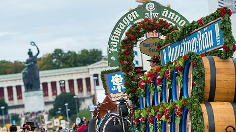 Nur Augustiner schenkt sein Wiesnbier noch aus Holzfässern aus. Hier die Kutsche der Brauerei beim Trachten- und Schützenumzug.