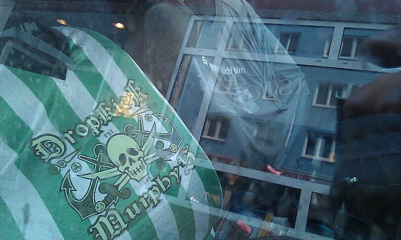 Genauer gesagt ein Band-Shirt der irisch-amerikanischen Folk-Punker "Dropkick Murphys" und ...