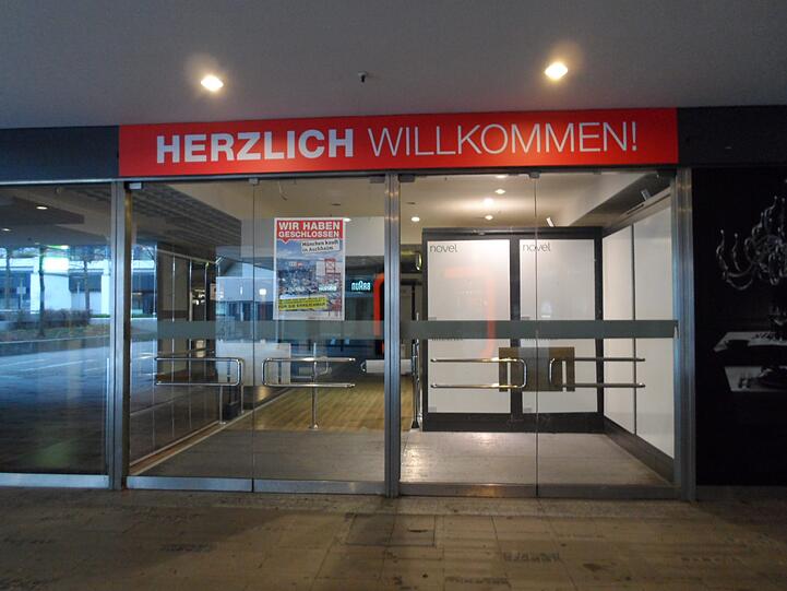 Ein verriegelter Eingang lässt hier vorerst keine Kunden mehr hinein.