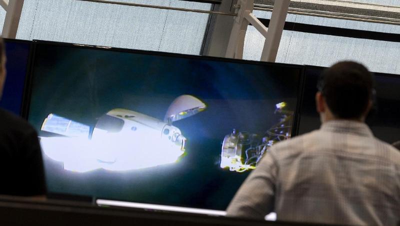 Mitarbeiter verfolgen auf Bildschirmen im Weltraumbahnhof des Kennedy Space Centers in Cape Canaveral, wie sich die Raumkapsel der "Crew Dragon" der ISS zum Andocken nähert. Mitarbeiter verfolgen auf Bildschirmen im Weltraumbahnhof des Kennedy Space Centers in Cape Canaveral, wie sich die Raumkapsel der "Crew Dragon" der ISS zum Andocken nähert.