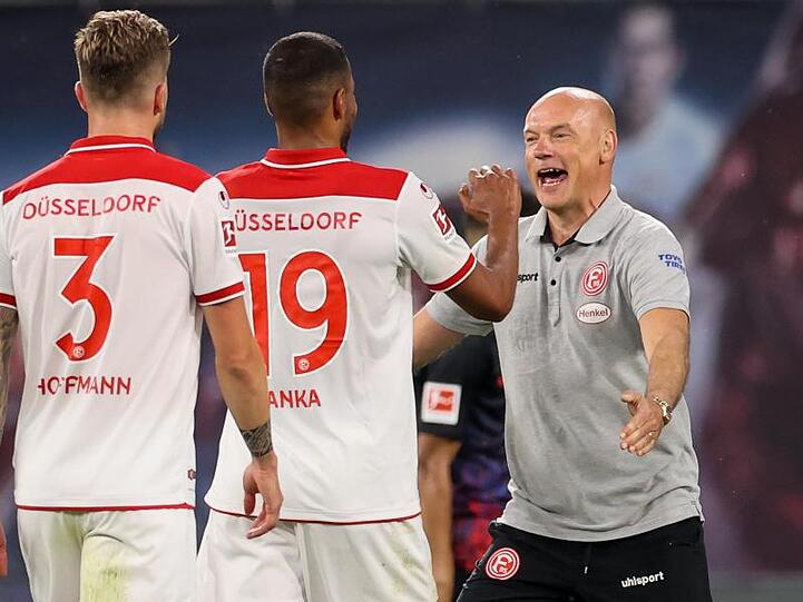 Will mit Düsseldorf den direkten Abstieg verhindern: Fortuna-Coach Uwe Rösler (r).