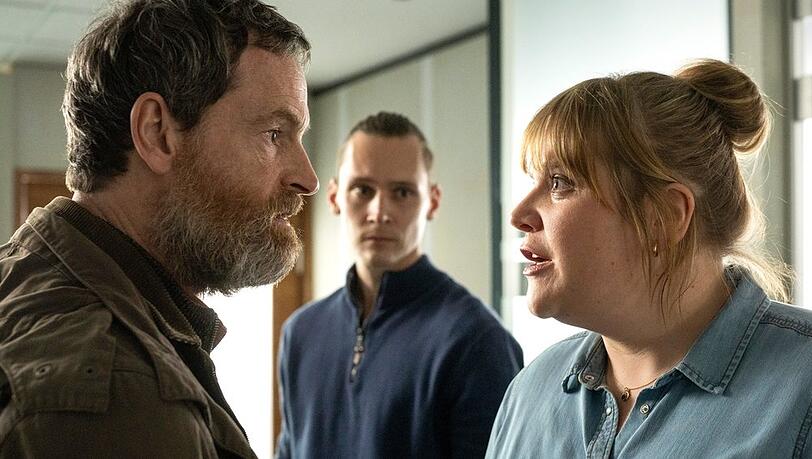 "Tatort: Du bleibst hier": Peter Faber (Jörg Hartmann, li.) gerät mit Rosa Herzog (Stefanie Reinsperger) und Jan Pawlak (Rick Okon) aneinander.