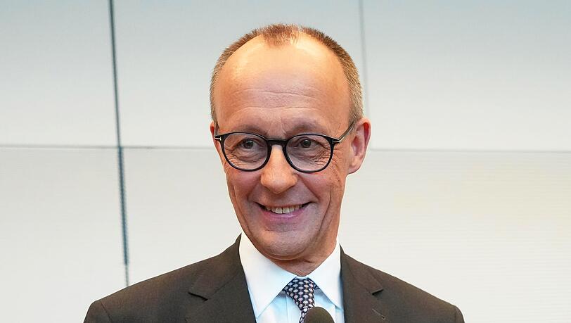 Zwei Tage nach der Bundestagswahl hat die CDU/CSU-Fraktion Friedrich Merz erneut zum Vorsitzenden gewählt. Sollte er Bundeskanzler werden, muss die Fraktion einen neuen Chef bestimmen.