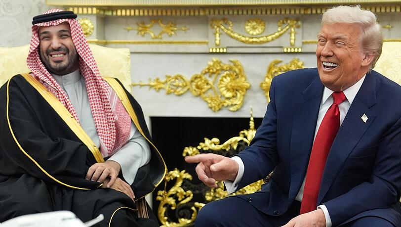 Saudi-Arabiens Kronprinz bekommt einen herzlichen Empfang vom US-Präsidenten im Weißen Haus. Saudi-Arabiens Kronprinz bekommt einen herzlichen Empfang vom US-Präsidenten im Weißen Haus.