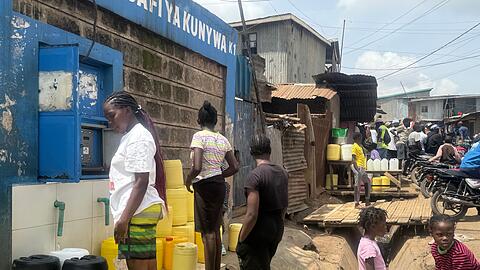 Frauen stehen im Slum Kibera vor einem Wasserkiosk an, um sauberes Trinkwasser zu kaufen. (Archivbild)