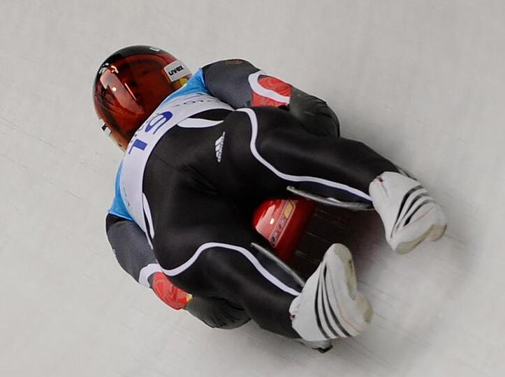 Felix Loch rast durch den Eiskanal.