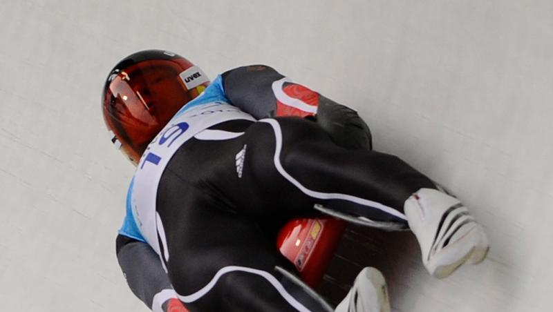 Felix Loch rast durch den Eiskanal.