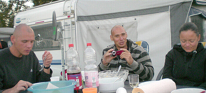 Die Terroristen beim Essen vor ihrem Wohnwagen, vermutlich 2009.