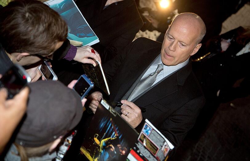 Autogramme für die Fans: Bruce Willis bei der Premiere von "Stirb langsam - Ein guter Tag zum Sterben" in Berlin am Montagabend.