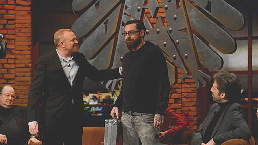 Rapper Sido holte bei "Absolute Mehrheit" den Jackpot. Stefan Raab gratuliert. Rapper Sido holte bei "Absolute Mehrheit" den Jackpot. Stefan Raab gratuliert.