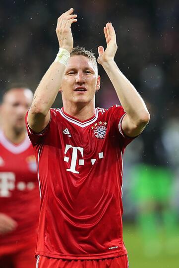 BASTIAN SCHWEINSTEIGER: NOTE 3
Das Aufbauspiel der Bayern wuppte nicht so richtig. Auch der Mittelfeld-Chef hatte viele Leerlaufaktionen drin. Der Bonusmoment des Nachmittags: Erkämpfte vor dem 2:1 durch Müller den Ball wieder.