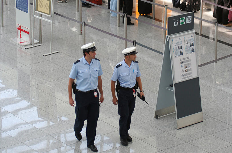 Die Bundespolizei ist nicht nur für die Grenzkontrollen am Flughafen München verantwortlich, sondern auch für die Sicherheit des Flughafens, der Passagiere und Mitarbeiter.
