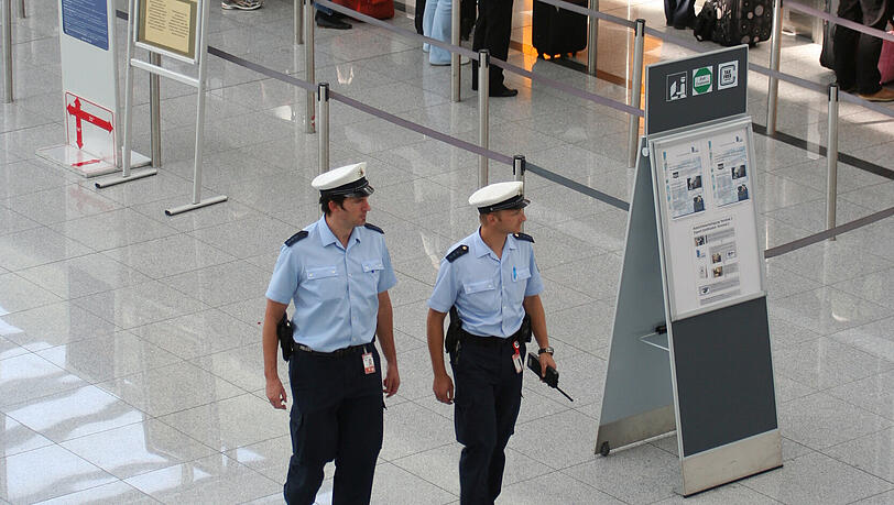 Die Bundespolizei ist nicht nur für die Grenzkontrollen am Flughafen München verantwortlich, sondern auch für die Sicherheit des Flughafens, der Passagiere und Mitarbeiter. Die Bundespolizei ist nicht nur für die Grenzkontrollen am Flughafen München verantwortlich, sondern auch für die Sicherheit des Flughafens, der Passagiere und Mitarbeiter.