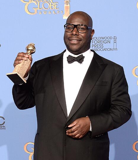 Regisseur Steve McQueen präsentiert seine Trophäe: Sein Sklaven-Drama "12 Years a Slave" ist mit dem Golden Globe als bester Film ausgezeichnet worden.