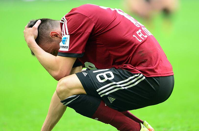 Zum Verzweifeln: Club-Spieler Josip Drmic hockt nach der Niederlage des 1. FC Nürnberg beim VfL Wolfsburg auf dem Rasen.