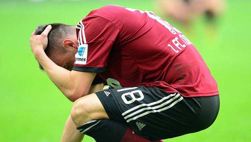 Zum Verzweifeln: Club-Spieler Josip Drmic hockt nach der Niederlage des 1. FC Nürnberg beim VfL Wolfsburg auf dem Rasen. Zum Verzweifeln: Club-Spieler Josip Drmic hockt nach der Niederlage des 1. FC Nürnberg beim VfL Wolfsburg auf dem Rasen.