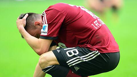Zum Verzweifeln: Club-Spieler Josip Drmic hockt nach der Niederlage des 1. FC Nürnberg beim VfL Wolfsburg auf dem Rasen.