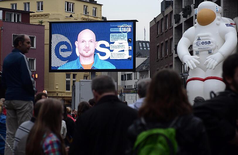 Stimmung wie beim Fußball: In Köln fiebert man dem Start des deutschen Astronauten Gerst beim Public Viewing entgegen.