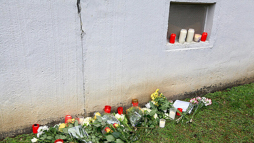 Blumen und Kerzen vor dem Plattenbau in Dresden, wo ein toter Asylbewerber gefunden wurde. Blumen und Kerzen vor dem Plattenbau in Dresden, wo ein toter Asylbewerber gefunden wurde.
