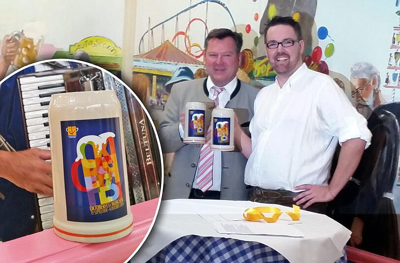 Wiesn-Chef Josef Schmid (l.) und Kabarettist André Hartmann mit dem neuen Wiesn-Krug.
