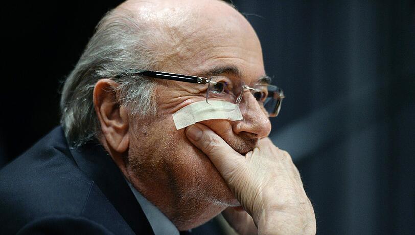 Gibt er wirklich auf? Nach eigenen Aussagen jedenfalls geht es Sepp Blatter nur noch um seine Ehre. Gibt er wirklich auf? Nach eigenen Aussagen jedenfalls geht es Sepp Blatter nur noch um seine Ehre.