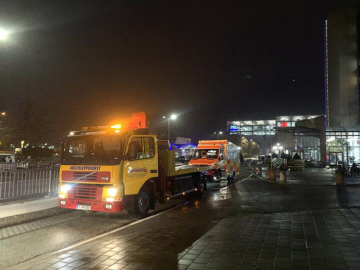 Der Rettungswagen krachte am Montag in die Unterführung.
