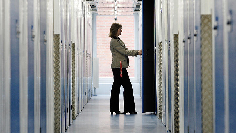 Selfstorage: eine Mieterin lagert Privatgegenstände in ihren angemieteten Lagerraum ein. Selfstorage: eine Mieterin lagert Privatgegenstände in ihren angemieteten Lagerraum ein.