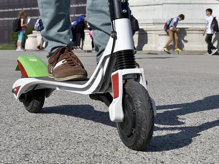 "Echte Alternative zum Auto" - Verkehrsminister Scheuer ist von den neuen Elektro-Tretrollern begeistert.